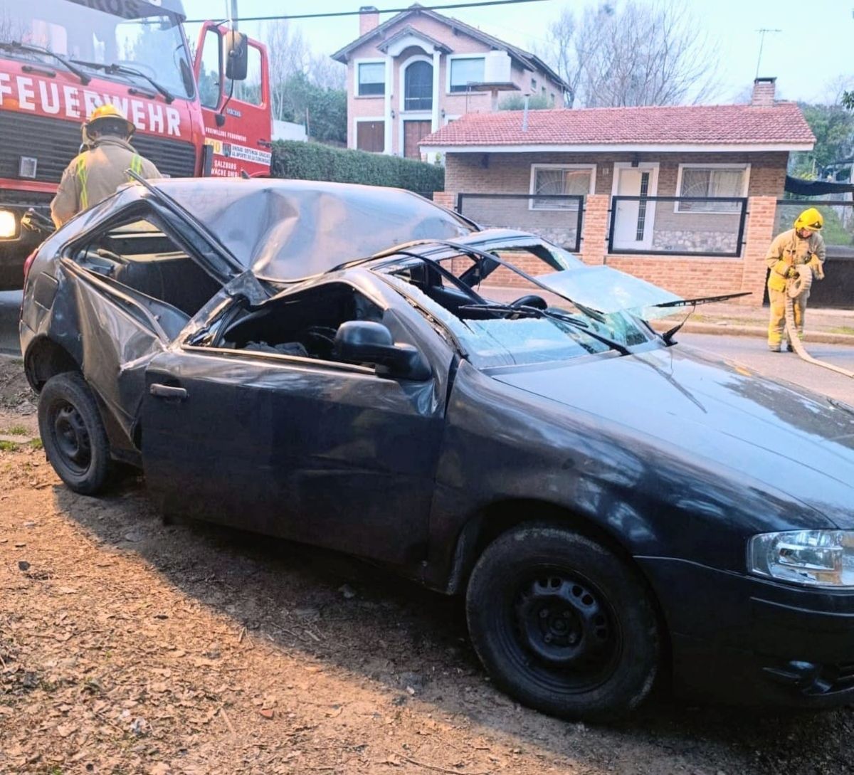 Un conductor de 18 años sufrió heridas tras volcar con su auto en Merlo