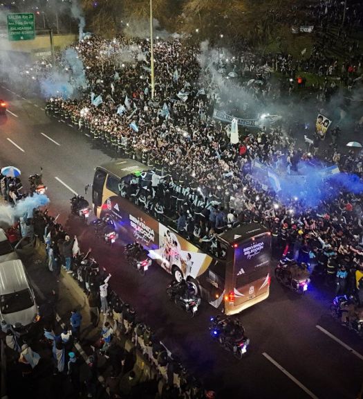 La Selección volvió del Mundial: multitud en Ezeiza, micro descapotable y un emotivo recibimiento