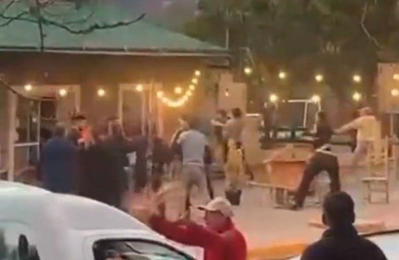 Le chocó el auto, pidió disculpas y regresó con una patota para golpear al dueño de un restaurante