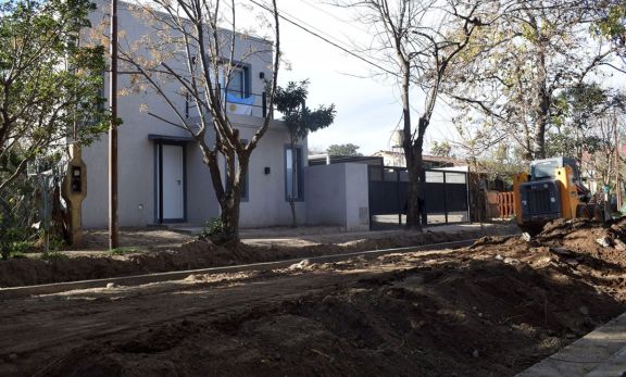 “La calle Adorni”: la obra que pavimenta la bronca, la ironía y las sospechas en Merlo