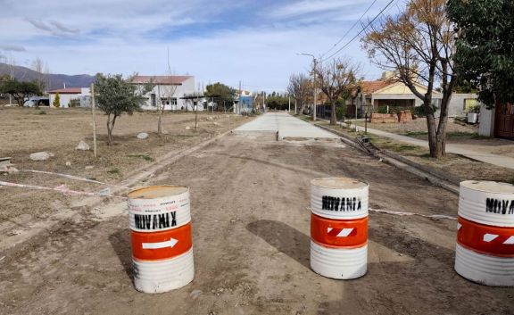 Piden explicaciones por la interrupción de la obra de pavimento sobre Héroes de Malvinas