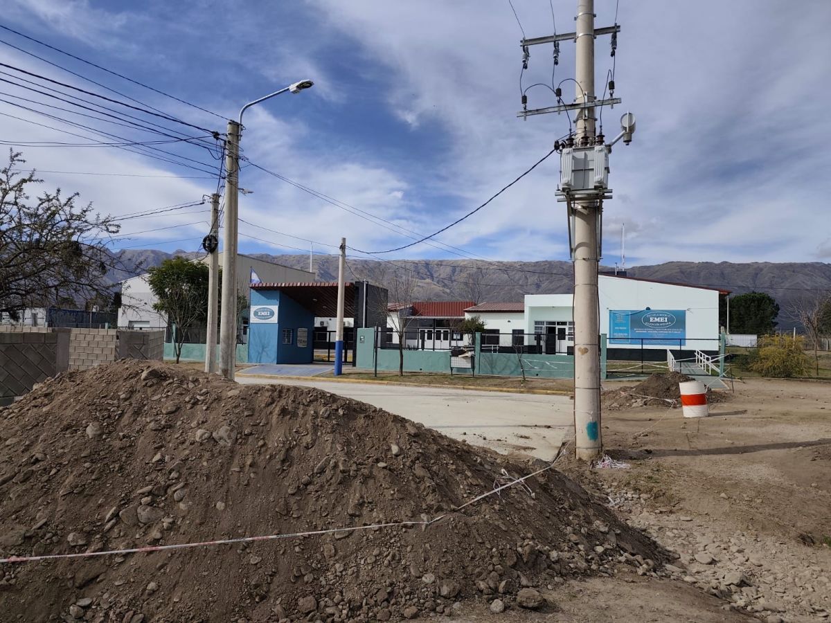 Piden explicaciones por la interrupción de la obra de pavimento sobre Héroes de Malvinas