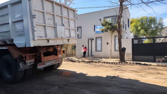 La polémica por el adoquinado frente a la casa del intendente interino llega al Concejo