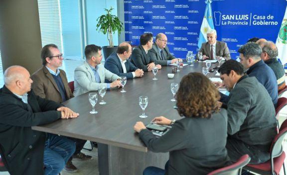 Cinco intendentes firmaron un acuerdo con el Gobierno para obras de viviendas de autoconstrucción