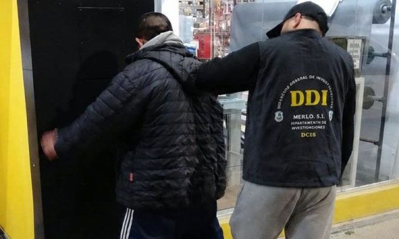 Demoraron a un hombre acusado de utilizar una tarjeta ajena para realizar compras y extracciones en Villa de Merlo