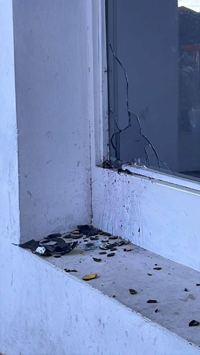 Vandalismo en el Templo Mayor de Villa de Merlo: rompieron vidrios, dañaron puertas y destruyeron una imagen de la Virgen