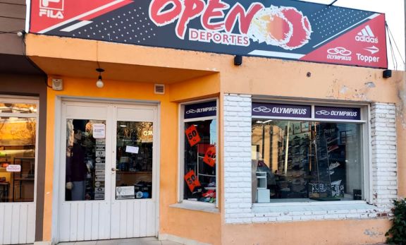 Rompió la vidriera de un comercio y huyó con una pelota