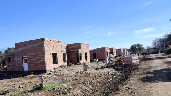 Trabajadores de viviendas sociales reclaman por demoras en el pago de sus haberes