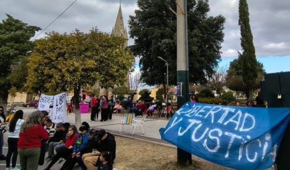 Santa Rosa del Conlara se moviliza por los dos policías que siguen detenidos