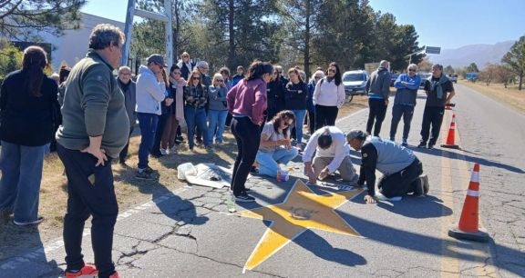 Una estrella amarilla en memoria de Juanma en el ingreso a Villa de Merlo