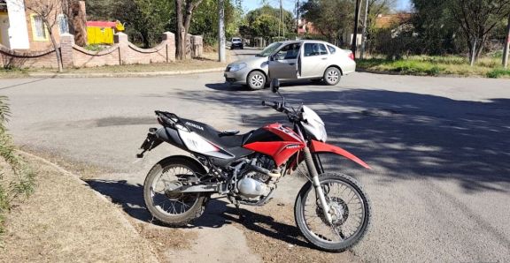 Choque entre un remis y una moto dejó un herido