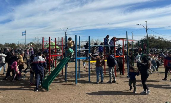 Los vecinos vuelven a la placita de Los Fresnos para pedir que no desaparezca