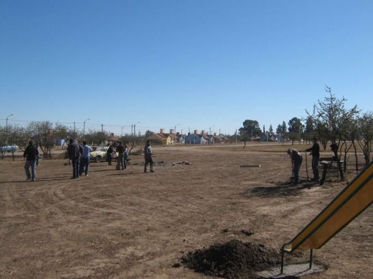 Los vecinos vuelven a la placita de Los Fresnos para pedir que no desaparezca