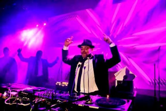 Alejandro Pont Lezica vuelve a Merlo como invitado especial de una nueva noche retro
