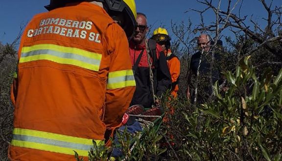 Rescataron a un parapentista uruguayo que cayó en un pantano en Cortaderas