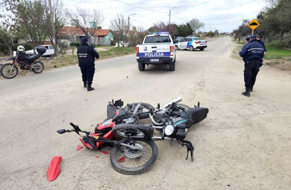 Choque de motos en Merlo deja dos personas heridas