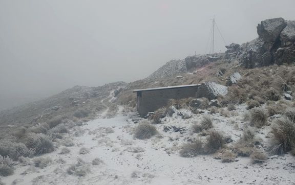 Sábado bajo cero y con nueva nevada en las sierras