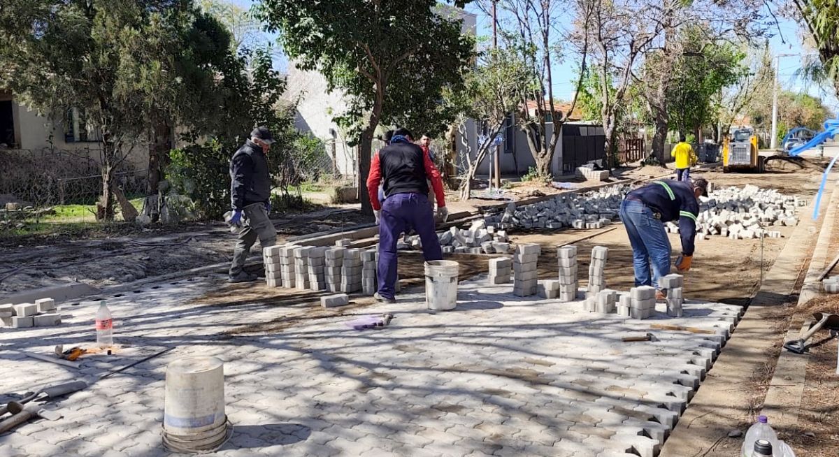 Avanza el adoquinado de la calle Hortensia Morán, frente a la vivienda del intendente interino