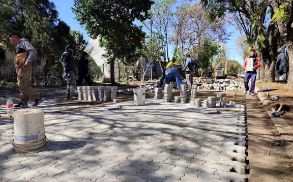 Avanza el adoquinado de la calle Hortensia Morán, frente a la vivienda del intendente interino