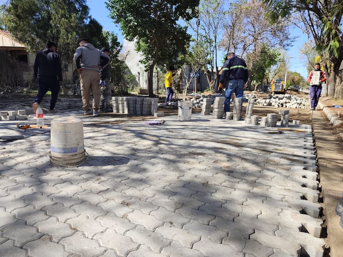 Avanza el adoquinado de la calle Hortensia Morán, frente a la vivienda del intendente interino