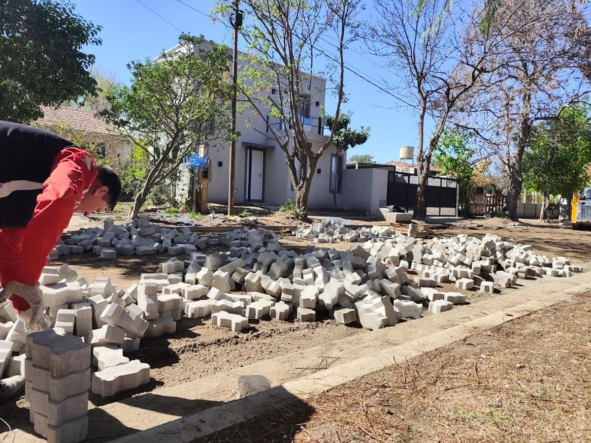 Avanza el adoquinado de la calle Hortensia Morán, frente a la vivienda del intendente interino