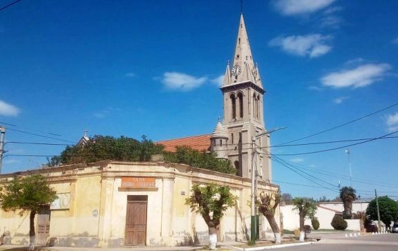 Santa Rosa del Conlara celebra sus 168 años con desfile, música y encuentro popular