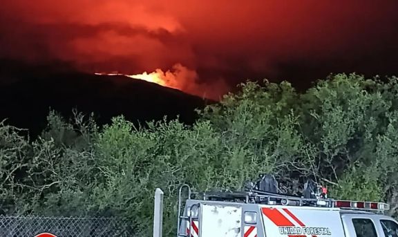 Incendio en las sierras: las condiciones climáticas impidieron el acceso al foco en Los Molles