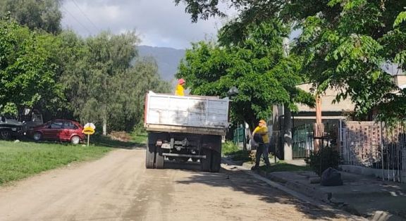 Como en los 90: la recolección de residuos en Merlo vuelve a los camiones abiertos