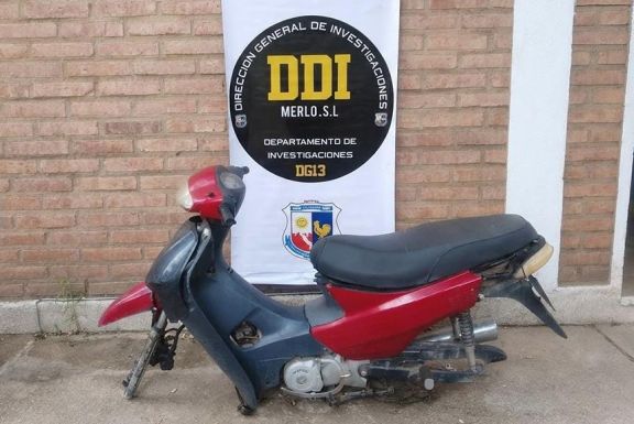 Le prestó la moto a un conocido y casi un año después la recuperó sin las ruedas