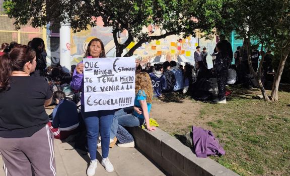 Denuncian que una adolescente de 16 años fue atacada por cuatro alumnas y sus compañeros exigen respuestas en Merlo