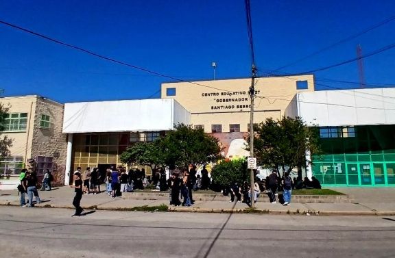 Reclamos en el Santiago Besso: los estudiantes plantearon sus preocupaciones ante representantes del Ministerio de Educación